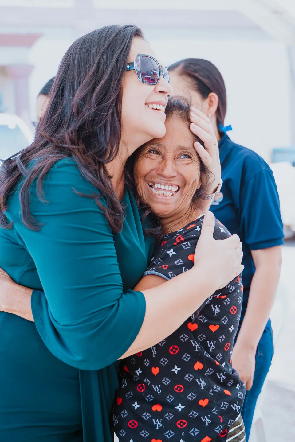Dos mujeres se saludan durante una actividad comunitaria